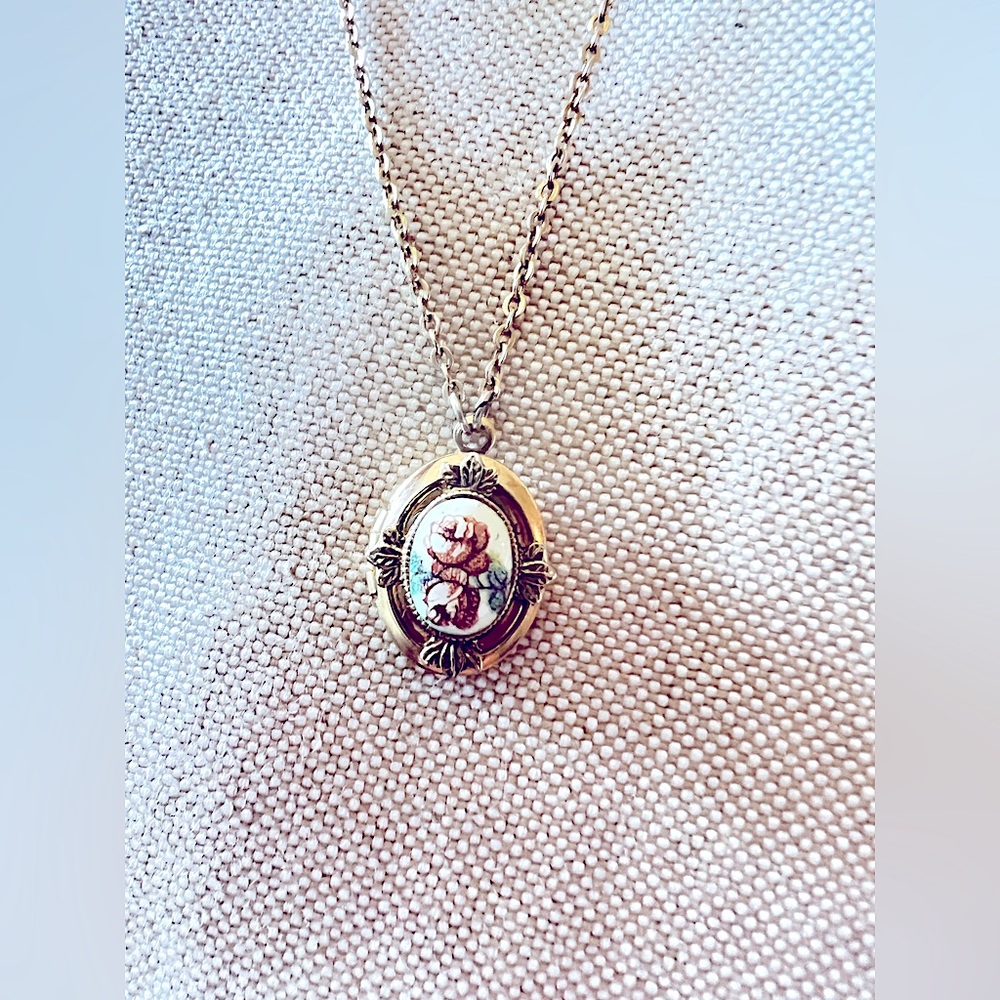 Vintage 1928 Small & Delicate Floral Gold Plated Working Locket & Chain ✨✨